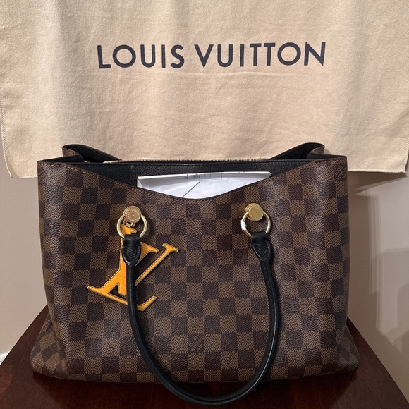 Louis Vuitton purse - Picture 1 of 5